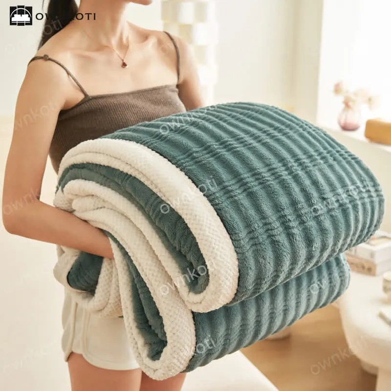 Fleecedecke mit Jacquard-Wellenstruktur