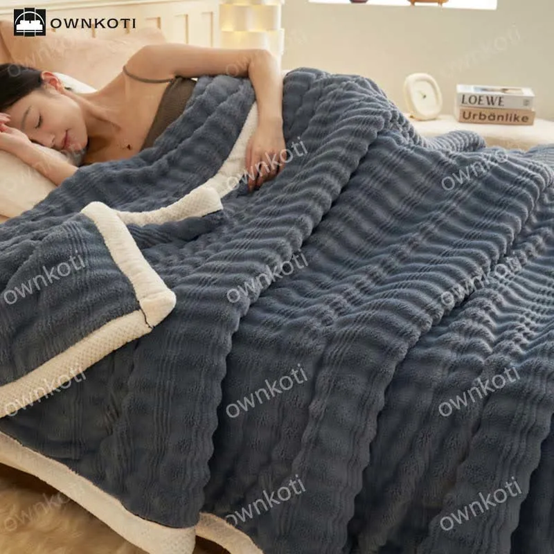 Fleecedecke mit Jacquard-Wellenstruktur