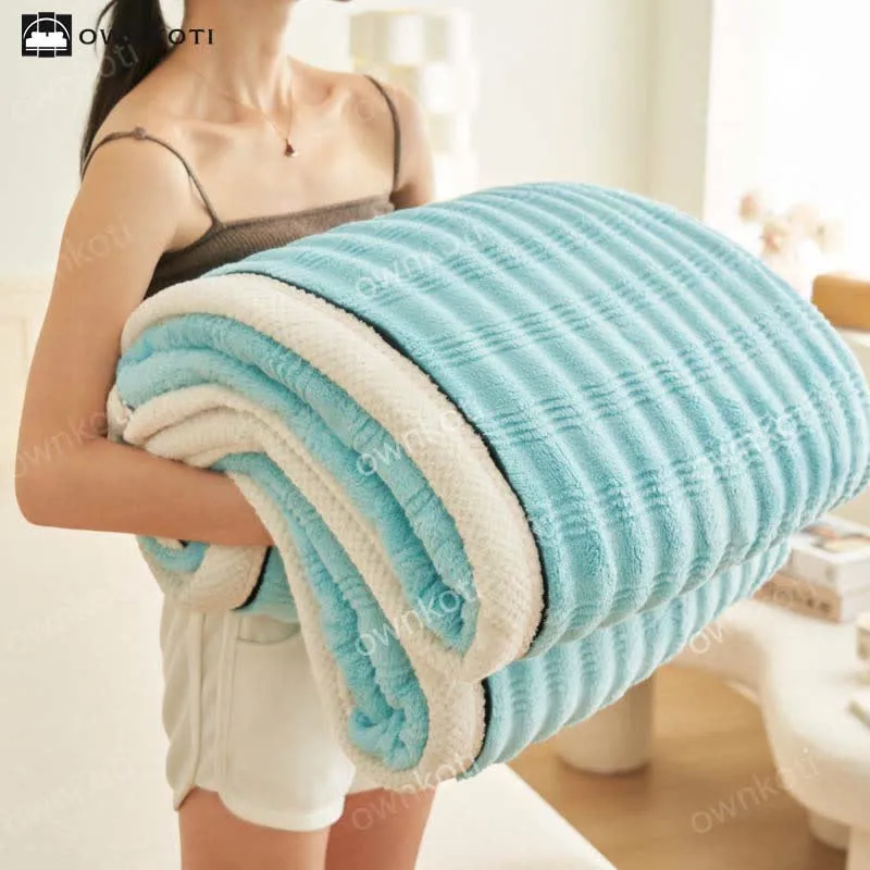 Fleecedecke mit Jacquard-Wellenstruktur