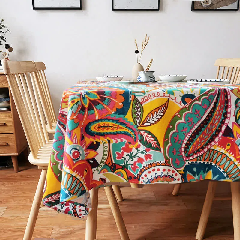 Bunte Tischdecke im Vintage-Ethno-Stil mit Blumenmuster
