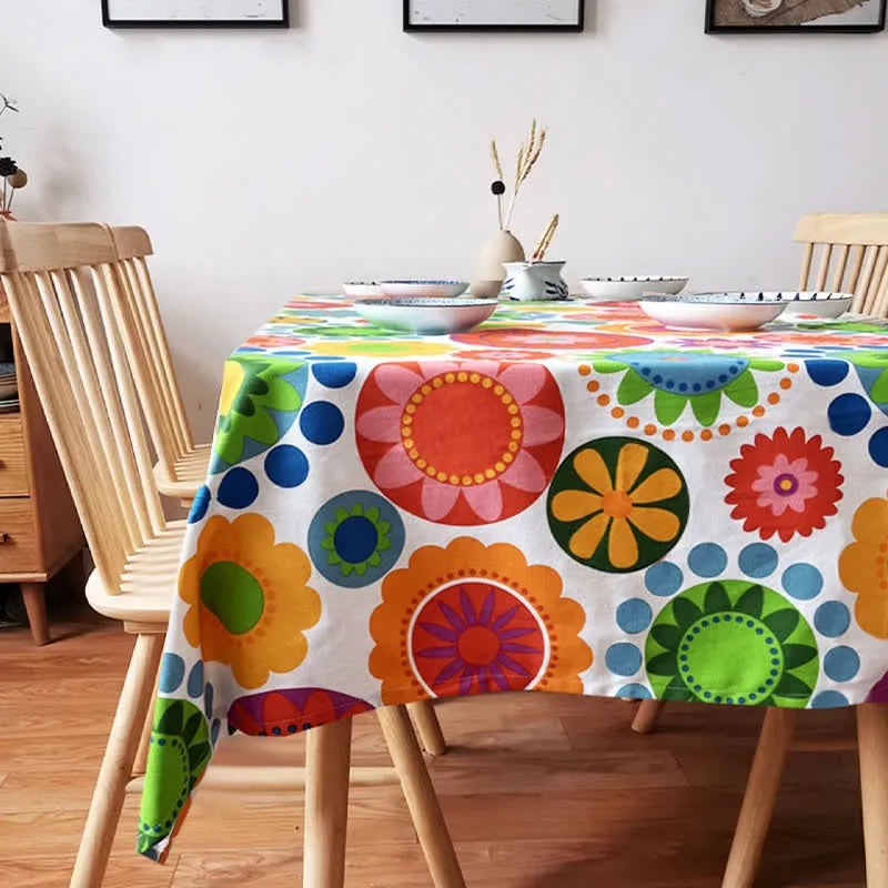Bunte Tischdecke im Vintage-Ethno-Stil mit Blumenmuster