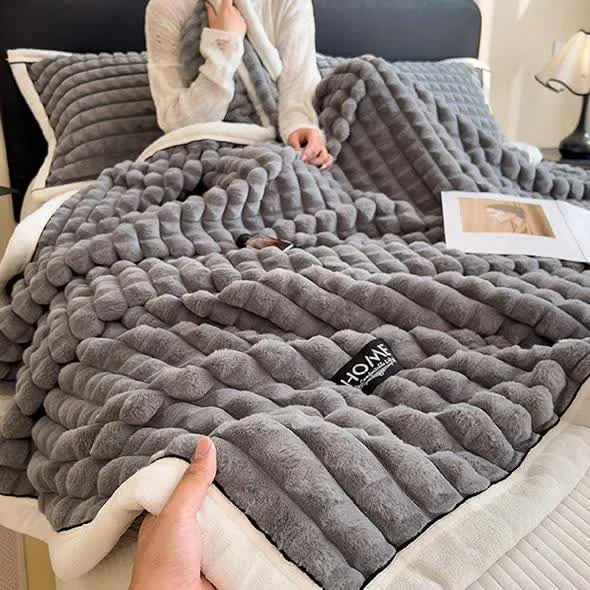 Weiche Fleece-Überwurfdecke mit karierter Textur