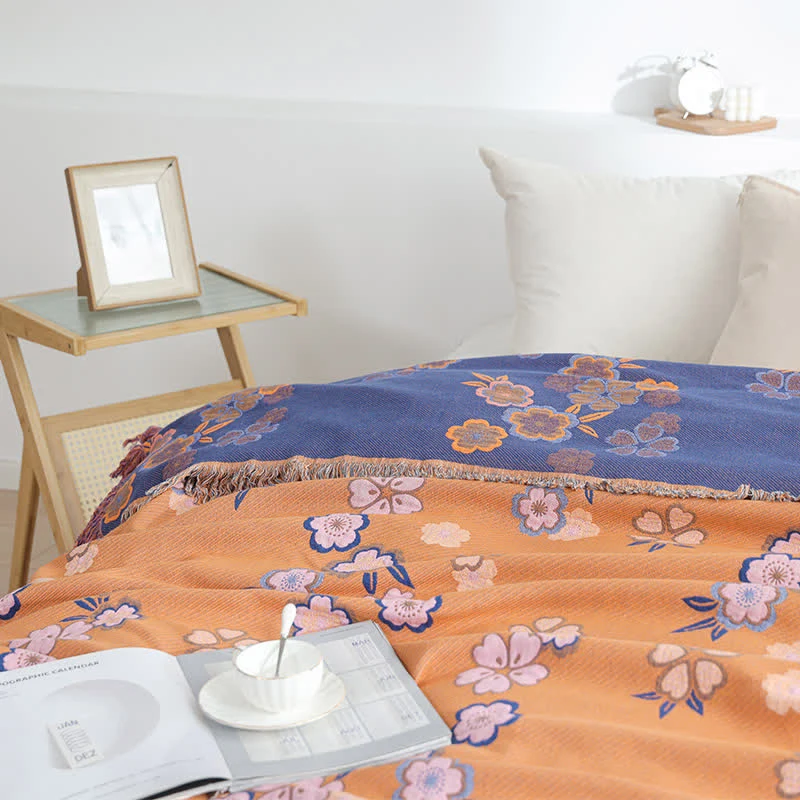 Weiche Decke mit Quasten und blühenden Blumen