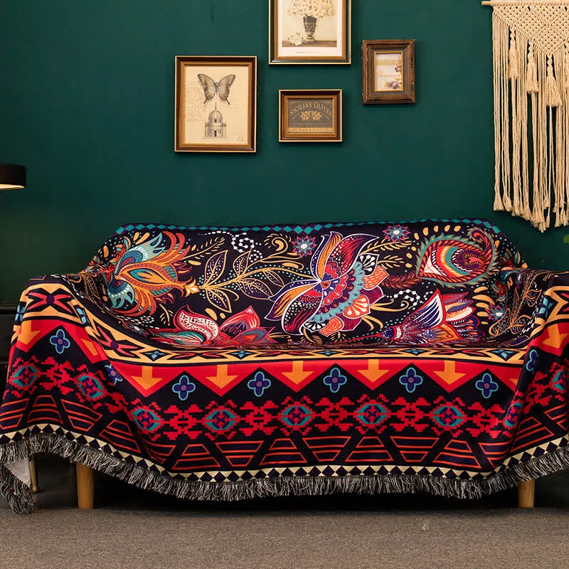 Weicher Sofabezug mit Blumenmuster und Schmetterlingen im Böhmen-Stil
