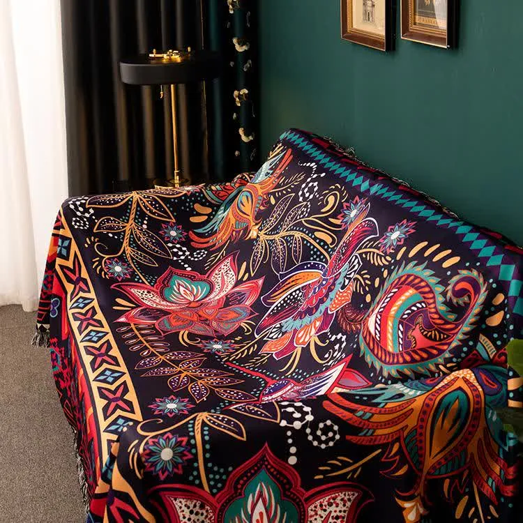 Weicher Sofabezug mit Blumenmuster und Schmetterlingen im Böhmen-Stil
