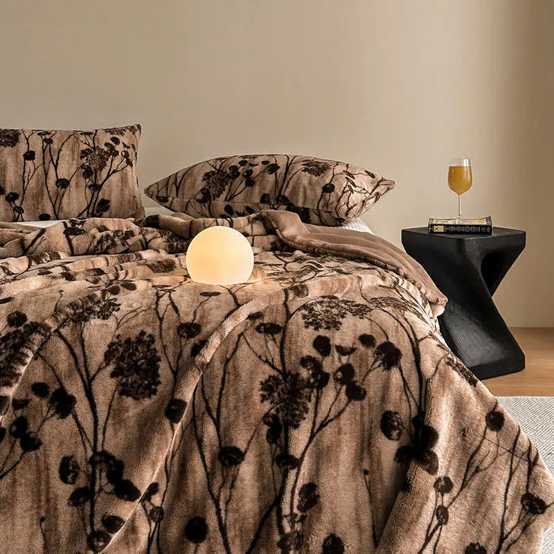Sofaüberwurfdecke aus Samt mit rustikalem Blumenmuster