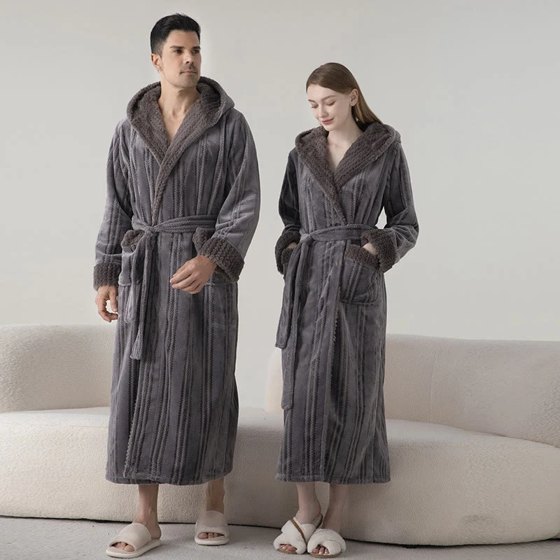 Langer Winterbademantel aus Fleece mit Kapuze