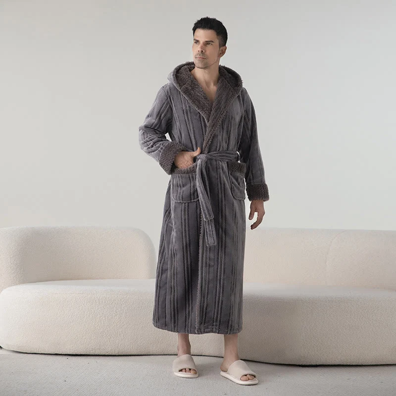Langer Winterbademantel aus Fleece mit Kapuze