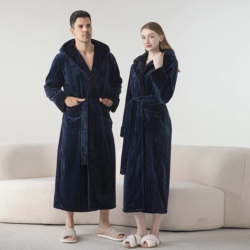 Langer Winterbademantel aus Fleece mit Kapuze