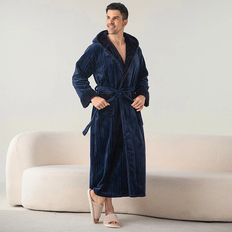 Langer Winterbademantel aus Fleece mit Kapuze