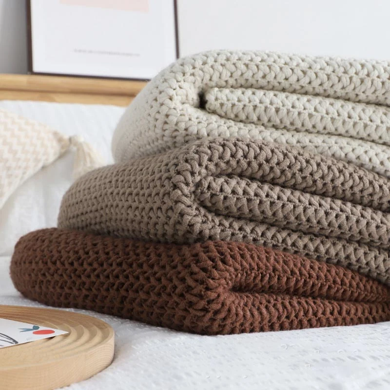 Ownkoti – Schlichte, einfarbige Strickdecke mit Quasten