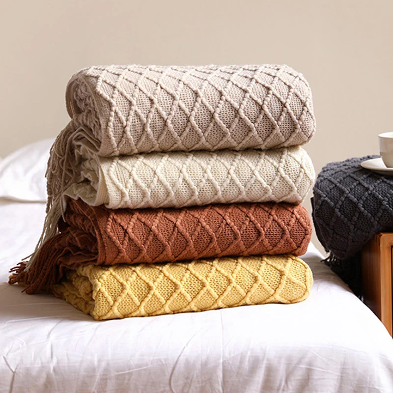 Ownkoti – Gestrickte Sofadecke mit Prismamuster und Quasten