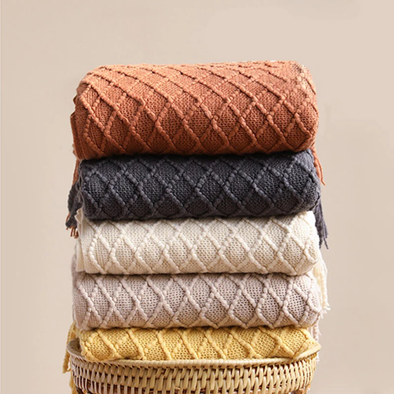 Ownkoti – Gestrickte Sofadecke mit Prismamuster und Quasten