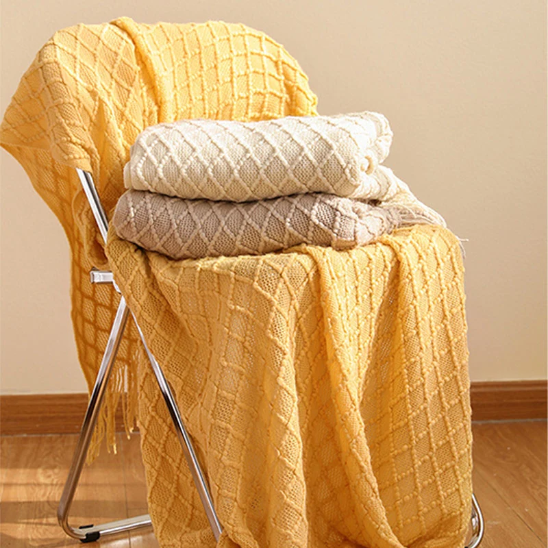 Ownkoti – Gestrickte Sofadecke mit Prismamuster und Quasten