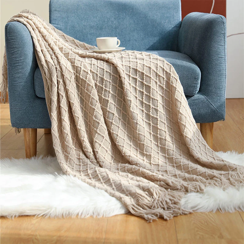 Ownkoti – Gestrickte Sofadecke mit Prismamuster und Quasten