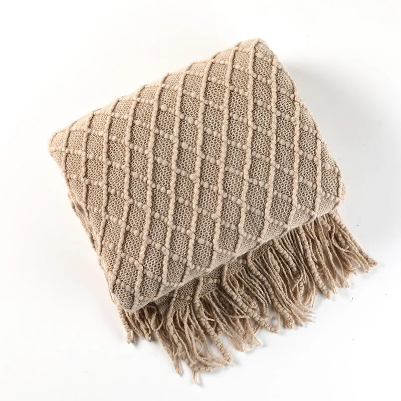 Ownkoti – Gestrickte Sofadecke mit Prismamuster und Quasten