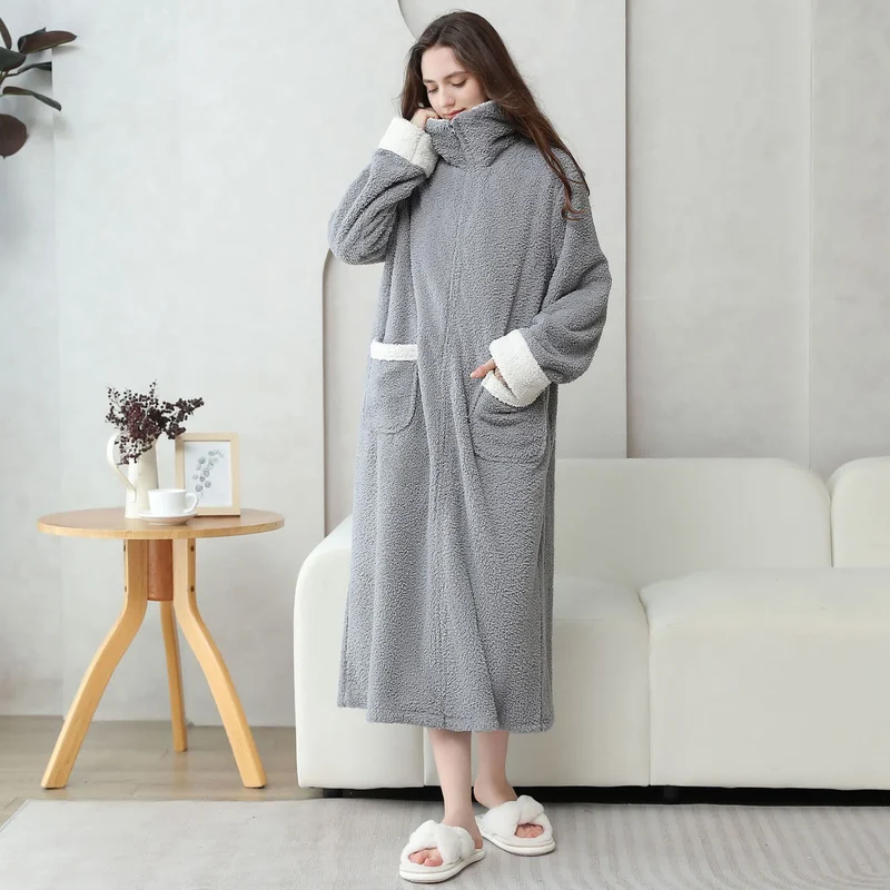 Weiches, warmes, langes Nachthemd aus Fleece mit Reißverschluss
