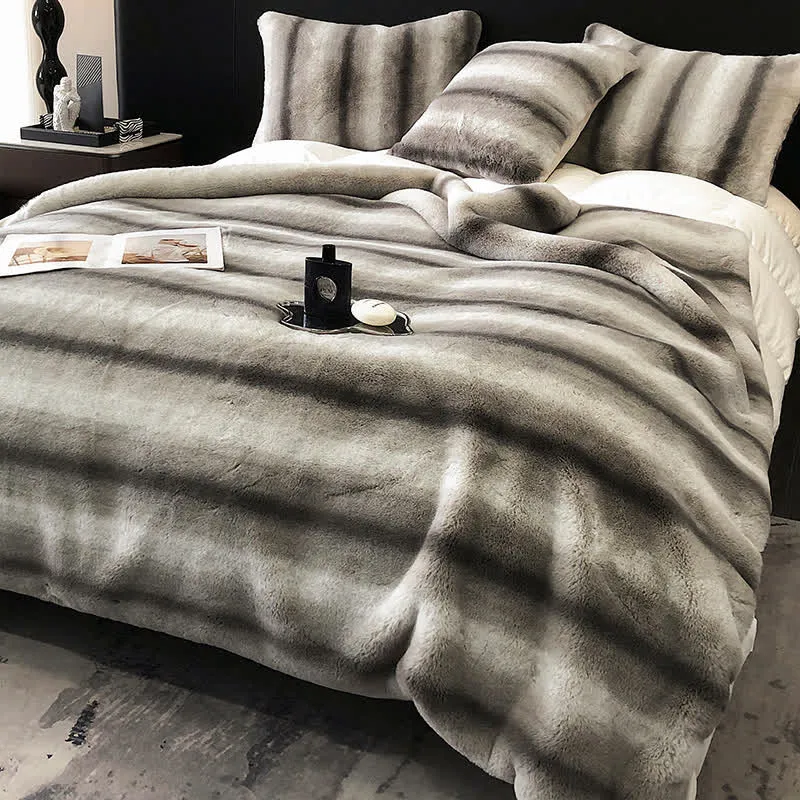 Luxuriöse Überwurfdecke mit Farbverlauf und Streifen