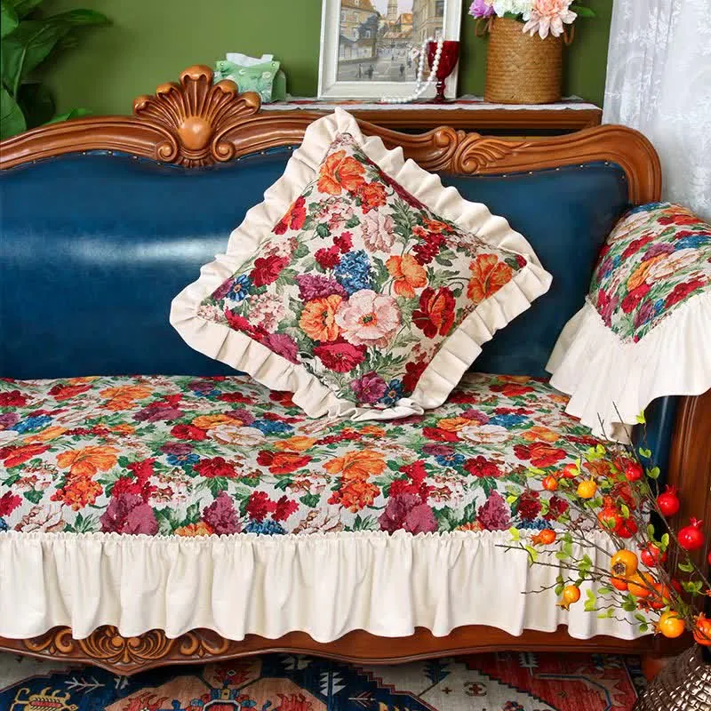 Rutschfester Sofabezug mit Rüschen im Vintage-Stil mit Blumenmuster