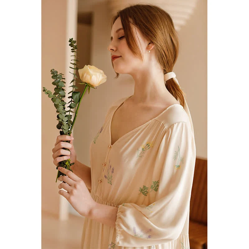 Süßes, bequemes Satin-Nachthemd im ländlichen Stil