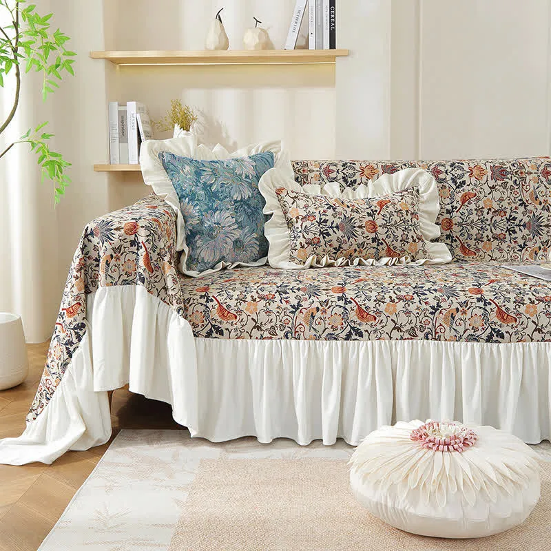 Weicher Sofabezug mit Rüschen und Elstermotiv und Blumenmuster