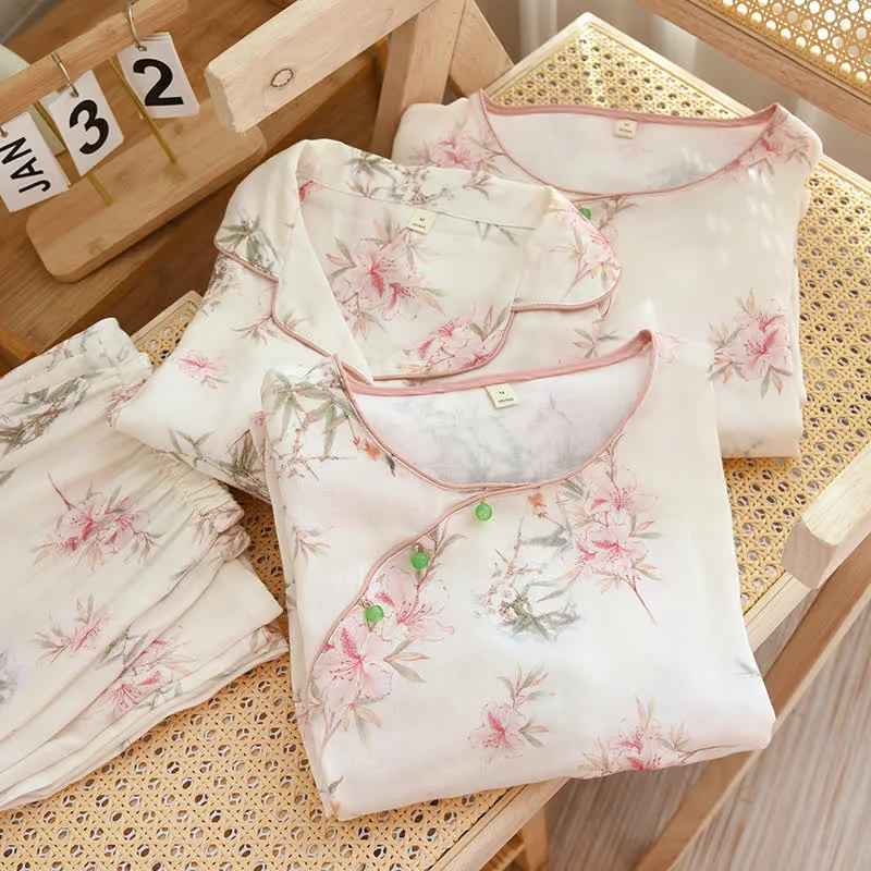 Elegante Loungewear mit Kirschblütenzweigen und Blättern