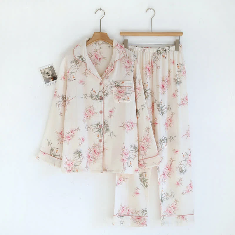 Elegante Loungewear mit Kirschblütenzweigen und Blättern
