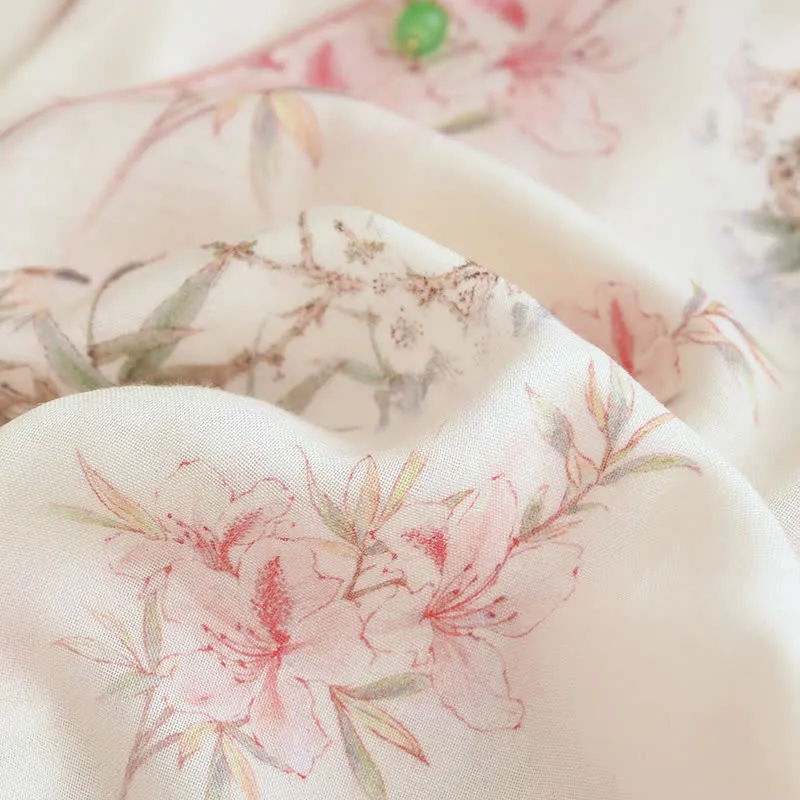Elegante Loungewear mit Kirschblütenzweigen und Blättern