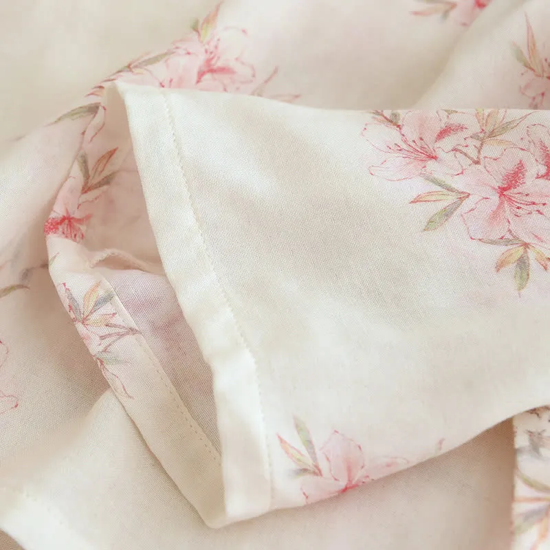 Elegante Loungewear mit Kirschblütenzweigen und Blättern