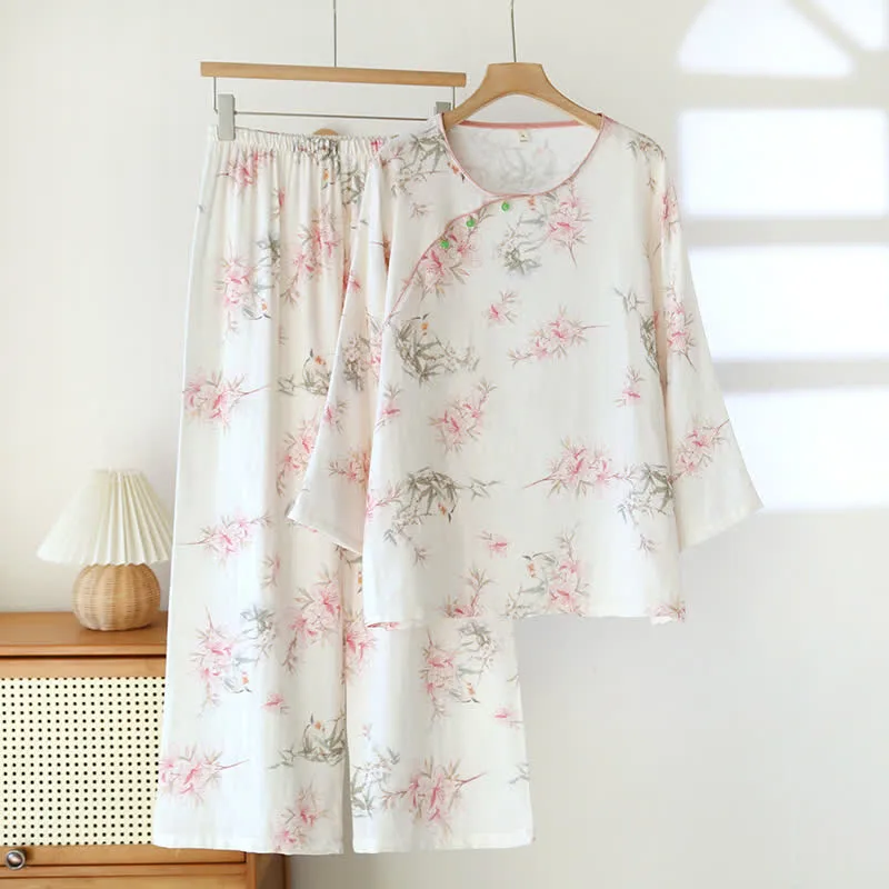 Elegante Loungewear mit Kirschblütenzweigen und Blättern