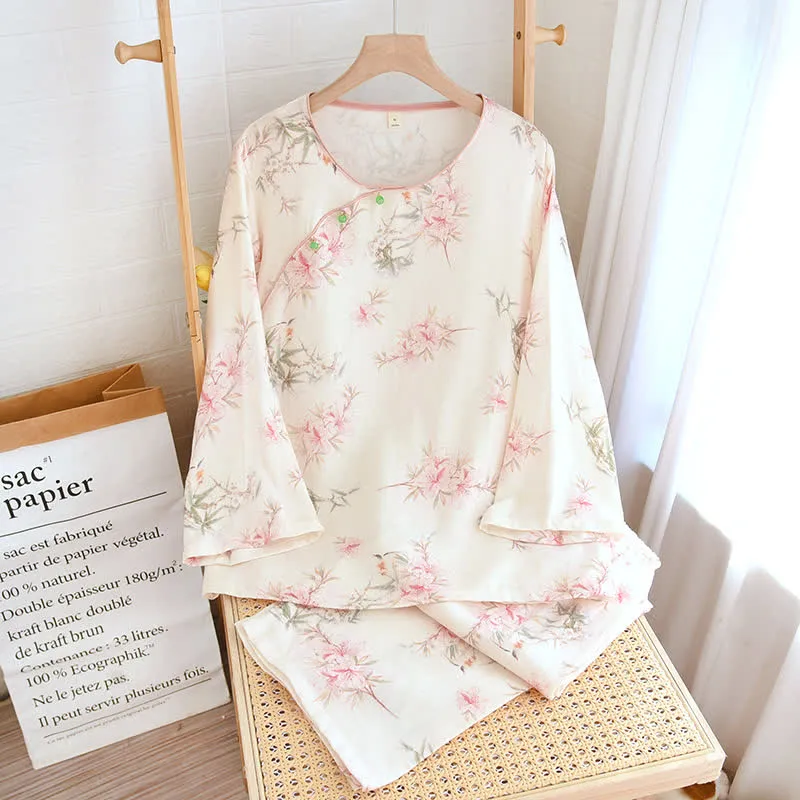 Elegante Loungewear mit Kirschblütenzweigen und Blättern