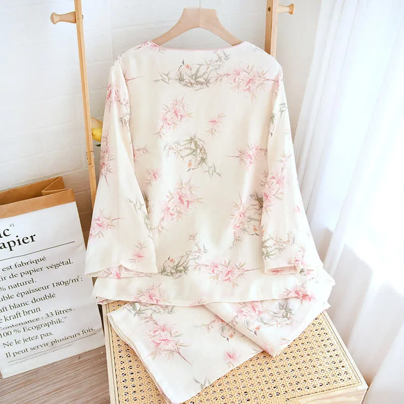 Elegante Loungewear mit Kirschblütenzweigen und Blättern