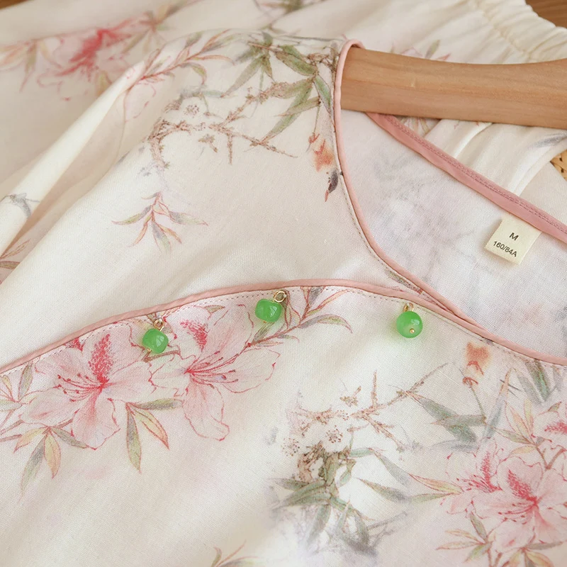 Elegante Loungewear mit Kirschblütenzweigen und Blättern