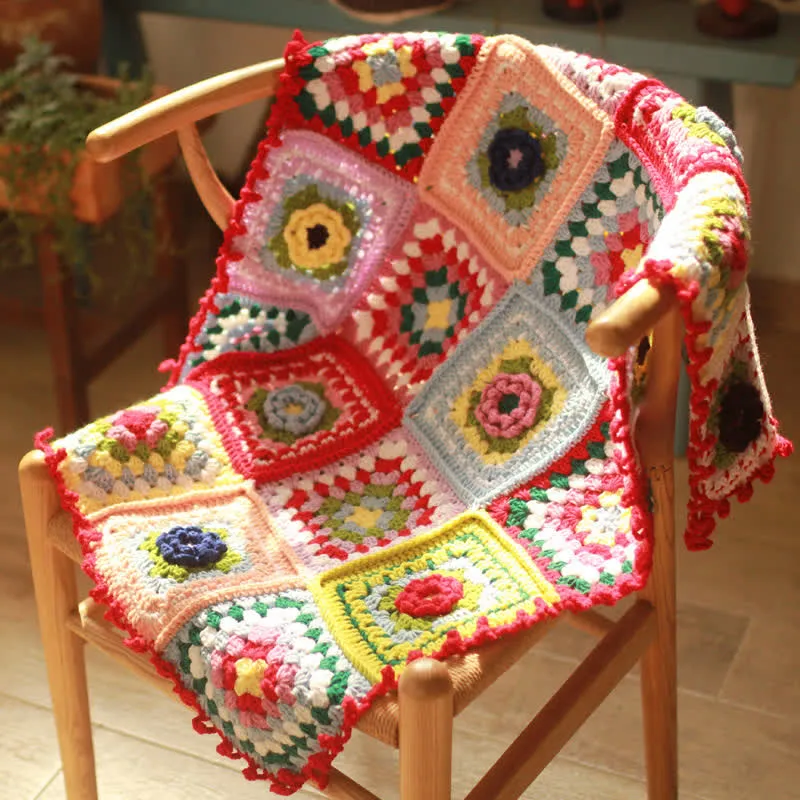 Elegante handgewebte Häkeldecke mit Blumenmuster