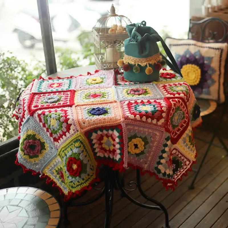 Elegante handgewebte Häkeldecke mit Blumenmuster