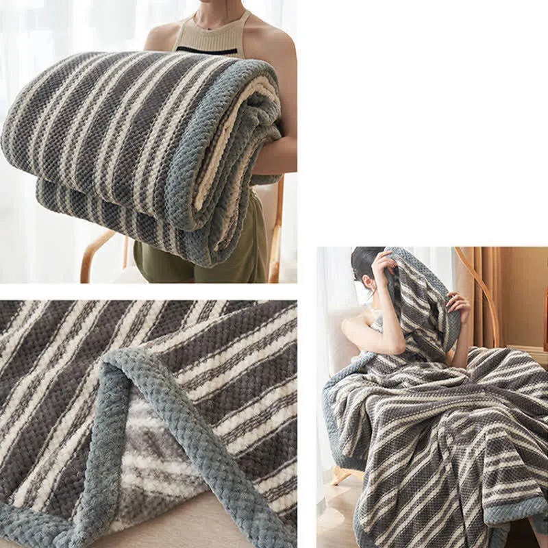Gestreifte, bequeme Überwurfdecke aus Korallenfleece