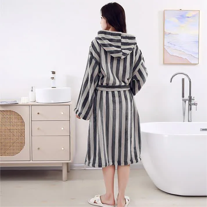 Modern Line Bequemer Fleece-Bademantel mit Kapuze