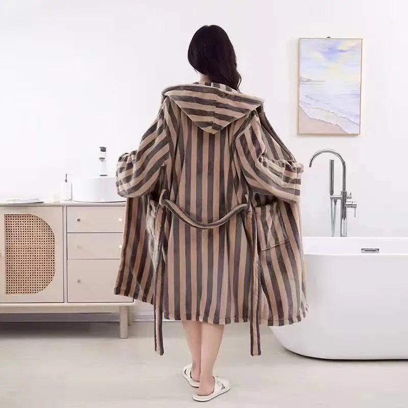 Modern Line Bequemer Fleece-Bademantel mit Kapuze