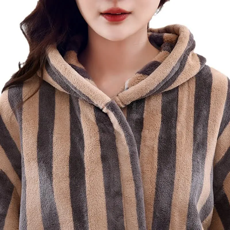 Modern Line Bequemer Fleece-Bademantel mit Kapuze