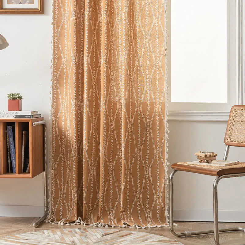 Rustikaler transparenter Vorhang mit Blumen- und Blattmotiv und geschwungenen Quasten
