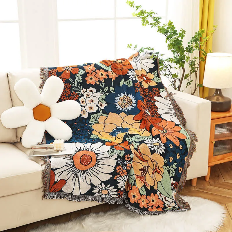 Funktionelle Quastendecke mit leuchtenden Blumen