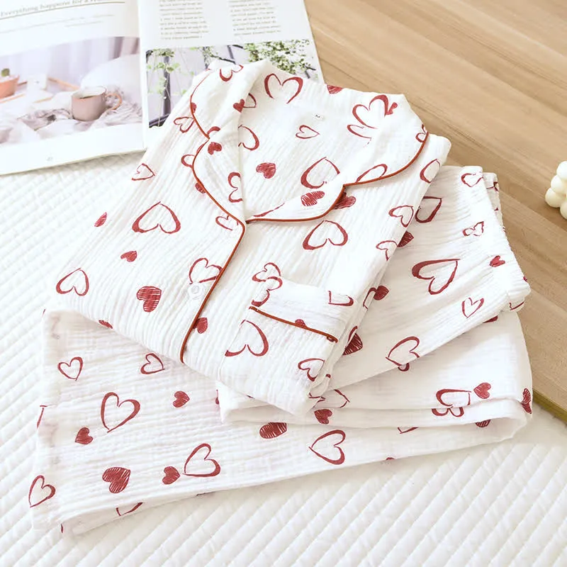 Atmungsaktives Pyjama-Set aus Baumwollgaze mit Herz-Revers