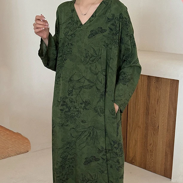 Elegantes, weiches, langes Nachthemd mit V-Ausschnitt und Blumenmuster
