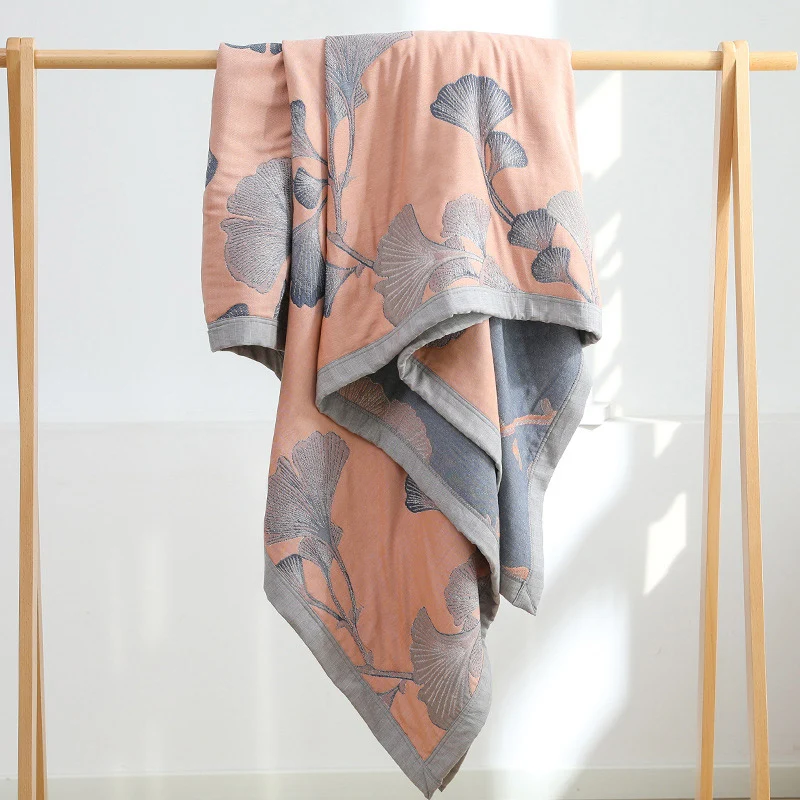 Wendbare Steppdecke aus Baumwollgaze mit Ginkgoblatt-Motiv