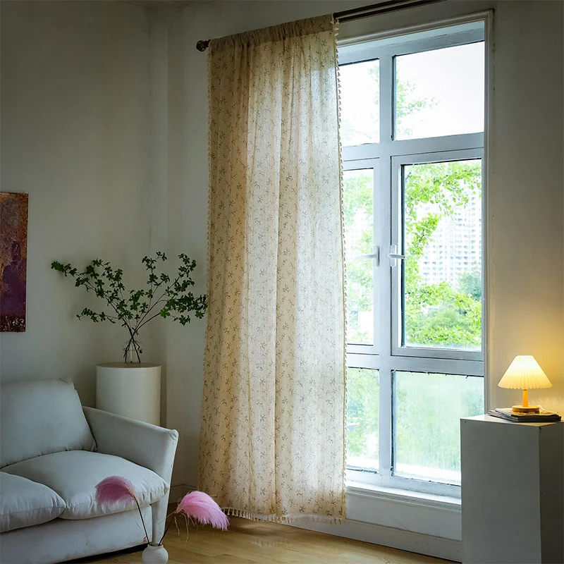 Lichtfilternder Vorhang im Landhausstil mit Blumenmuster