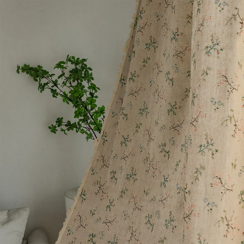 Lichtfilternder Vorhang im Landhausstil mit Blumenmuster