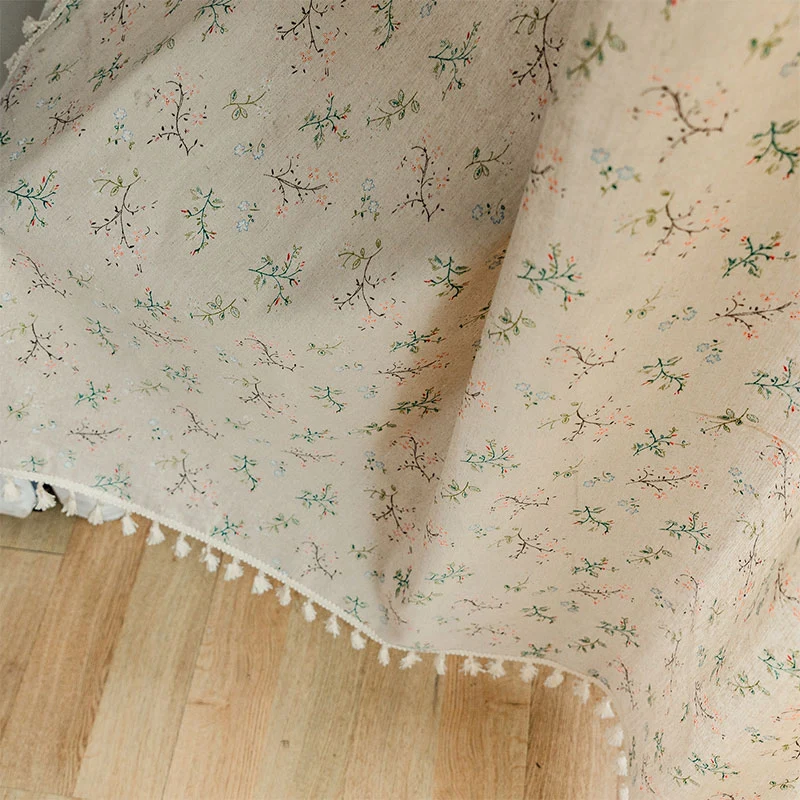 Lichtfilternder Vorhang im Landhausstil mit Blumenmuster
