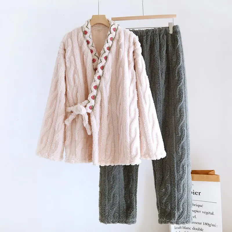 Flauschiges Fleece-Pyjama-Set mit Stickerei und langen Ärmeln