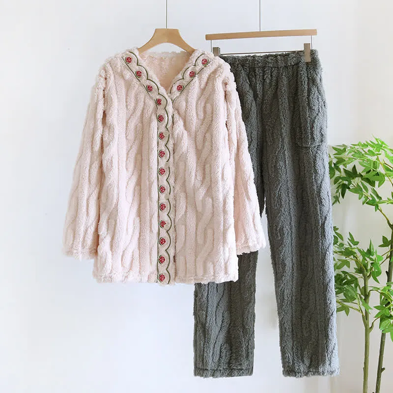 Flauschiges Fleece-Pyjama-Set mit Stickerei und langen Ärmeln