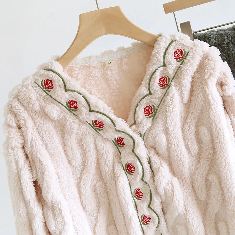 Flauschiges Fleece-Pyjama-Set mit Stickerei und langen Ärmeln